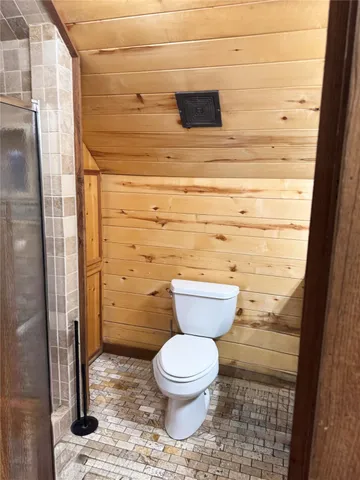 a kitchen with lots of counter top space and windows