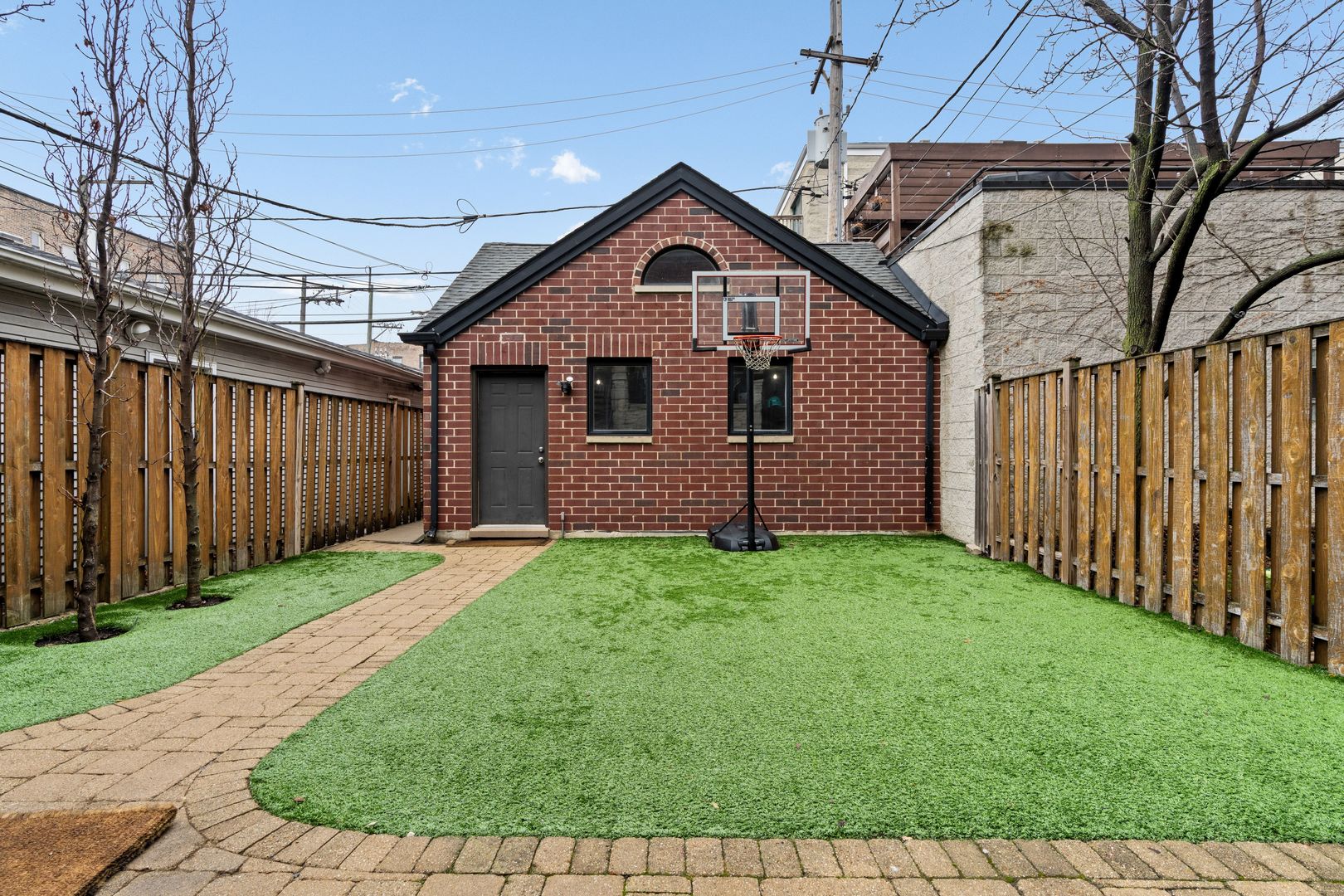 1410 West Byron Street Chicago, IL 60613 - Photo 15 of 40 a front view of a house with yard