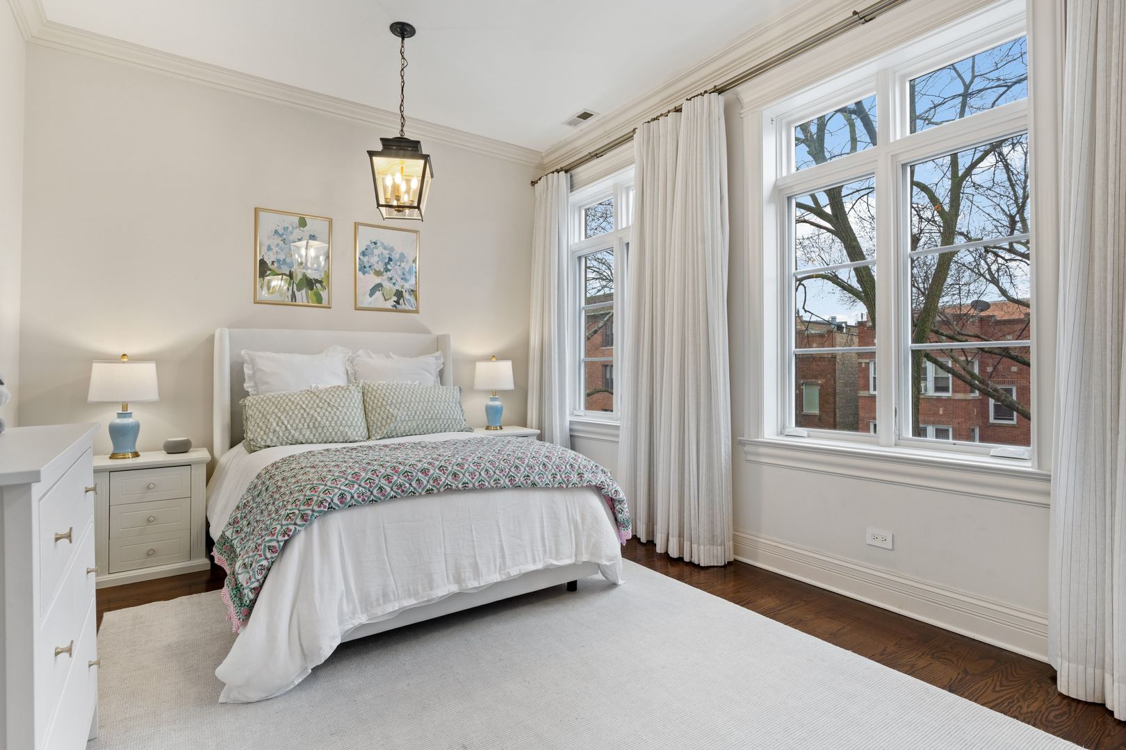 1410 West Byron Street Chicago, IL 60613 - Photo 22 of 40 a spacious bedroom with a bed and a window