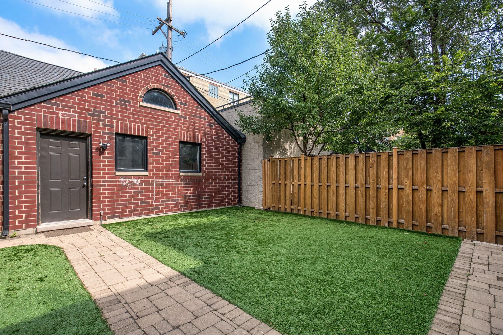 1410 West Byron Street Chicago, IL 60613 - Photo 40 of 40 a front view of a house with garden