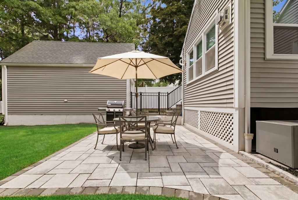 27 Topping Road Andover, MA 01810 - Photo 4 of 36
