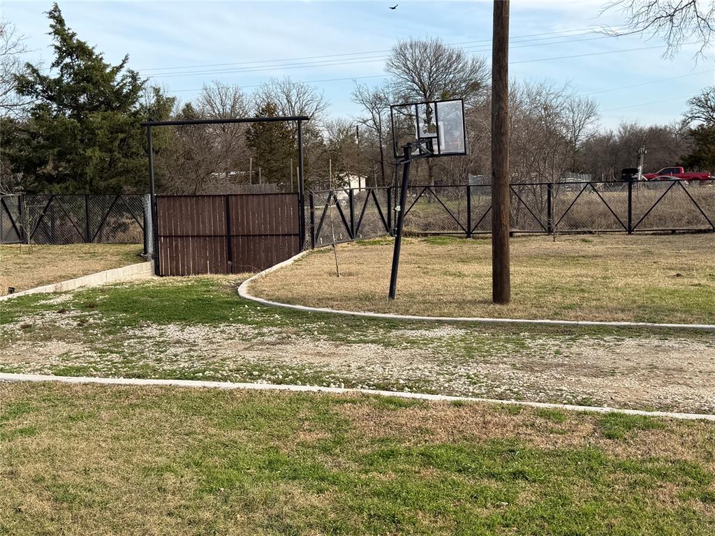 2552 Northwest 1090 Road Corsicana, TX 75110 - Photo 3 of 23 a view of a backyard