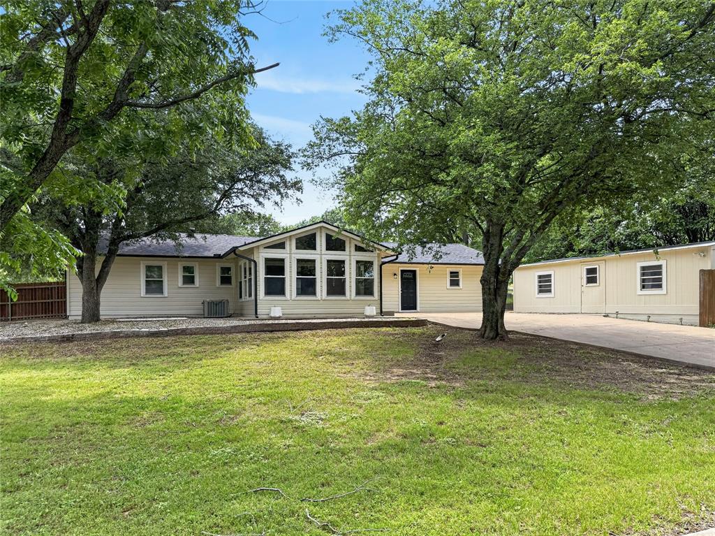 617 Dunaway Lane Azle, TX 76020 - Photo 2 of 33