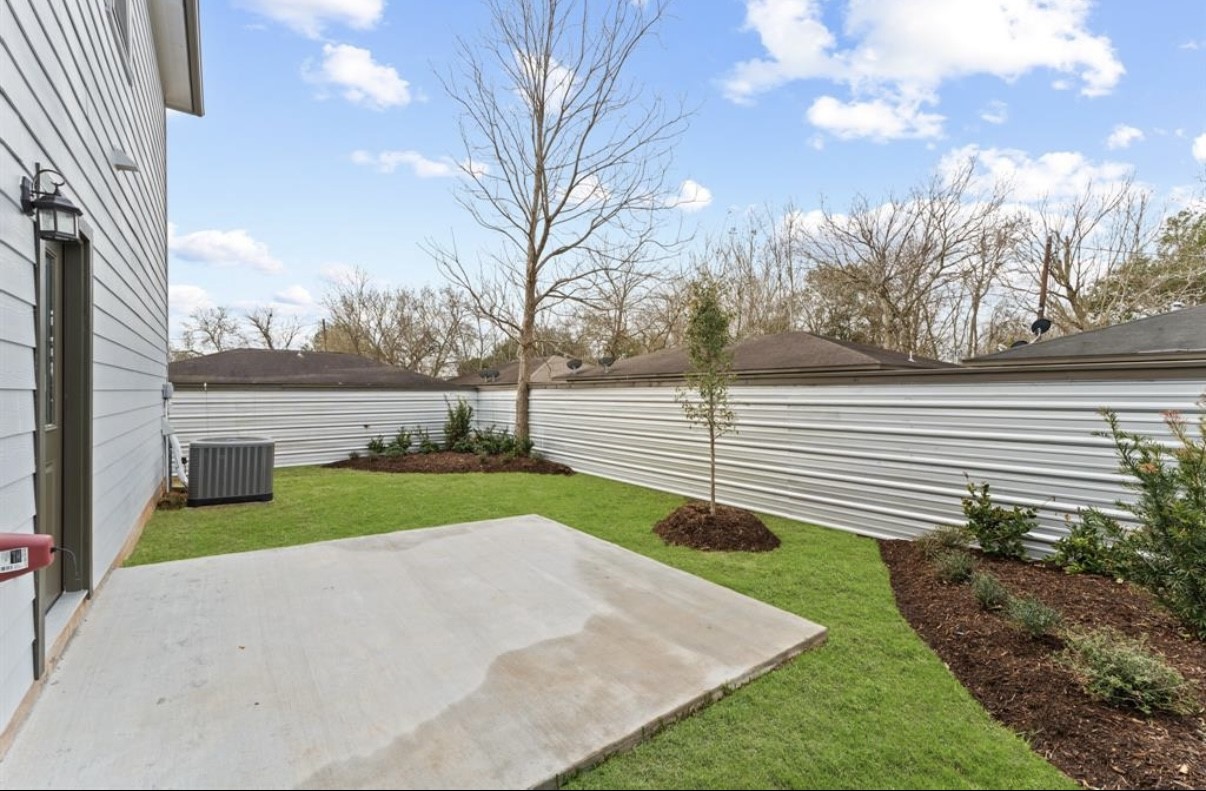 5140 Mallow Street Houston, TX 77033 - Photo 15 of 23 a view of park with large tree