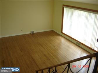 9205 Laramie Road Philadelphia, PA 19115 - Photo 3 of 12 Living Room