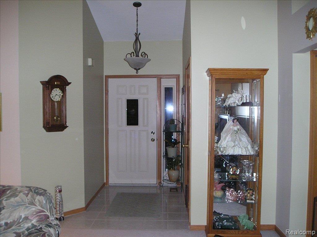 8582 Ridgeview Court Davisburg, MI 48350 - Photo 3 of 14 Entry