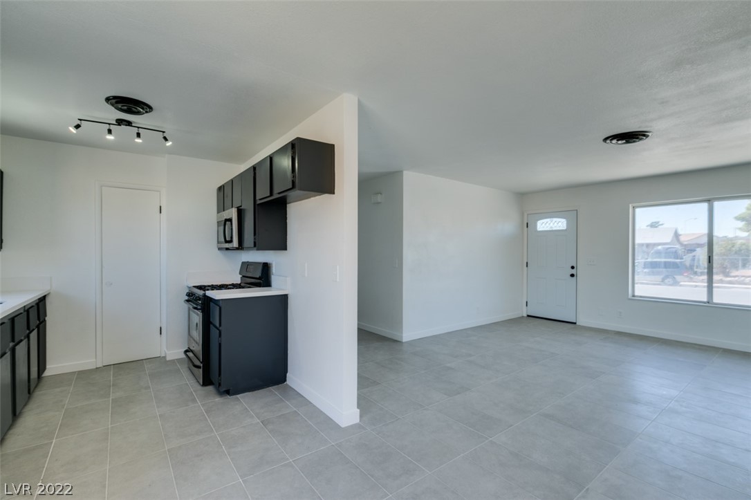4044 Maple Hill Road Las Vegas, NV 89115 - Photo 9 of 40 Gallery Image 9