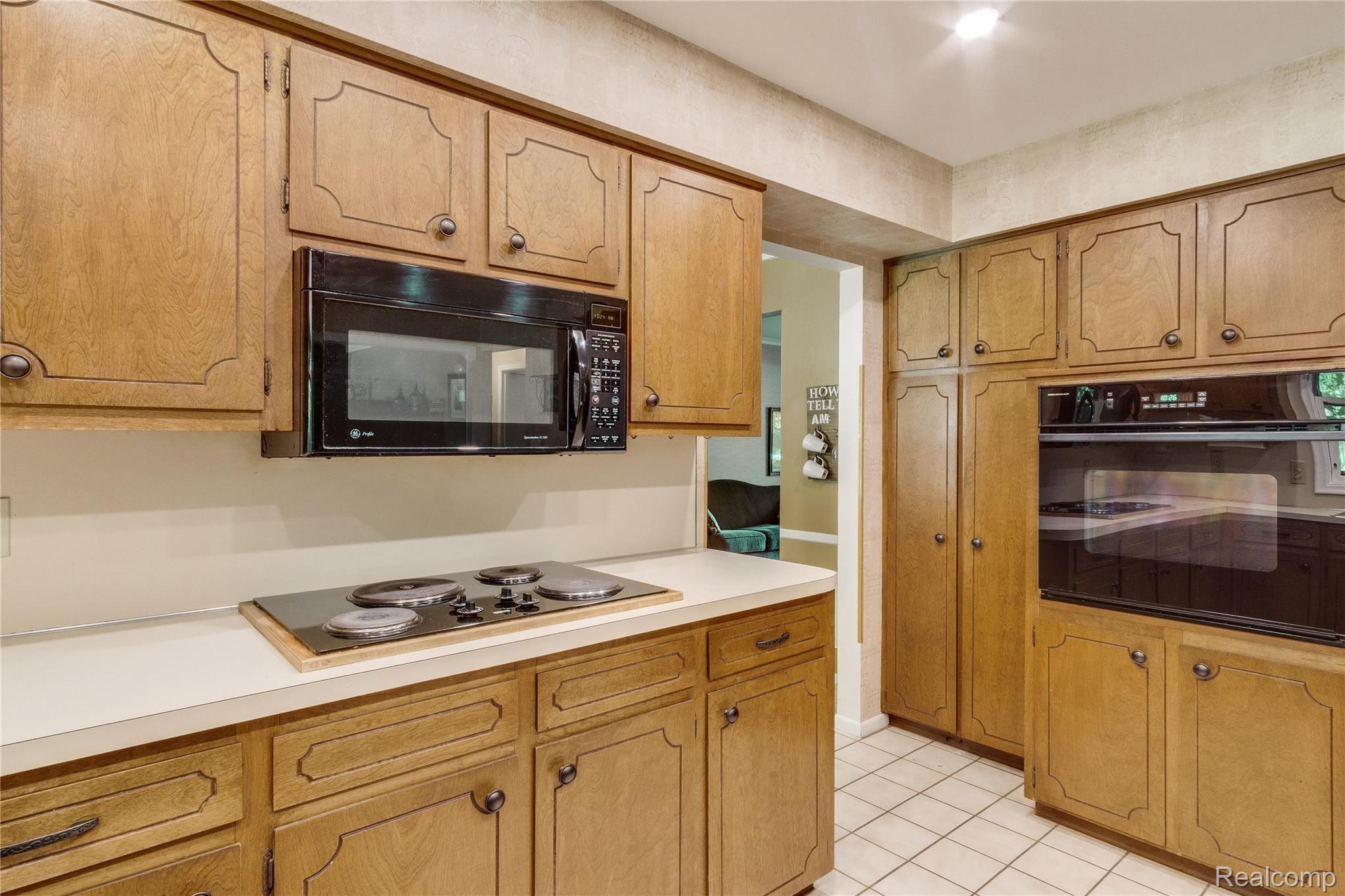 6404 Kings Pointe Road Grand Blanc, MI 48439 - Photo 8 of 38 Interiors (11 of 39).jpg