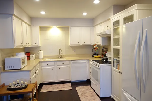 $279,500 | 4000 Dundee Road, Unit 203B, Northbrook, IL 60062