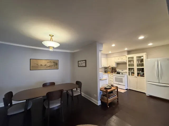 $279,500 | 4000 Dundee Road, Unit 203B, Northbrook, IL 60062