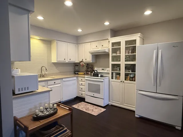 $279,500 | 4000 Dundee Road, Unit 203B, Northbrook, IL 60062