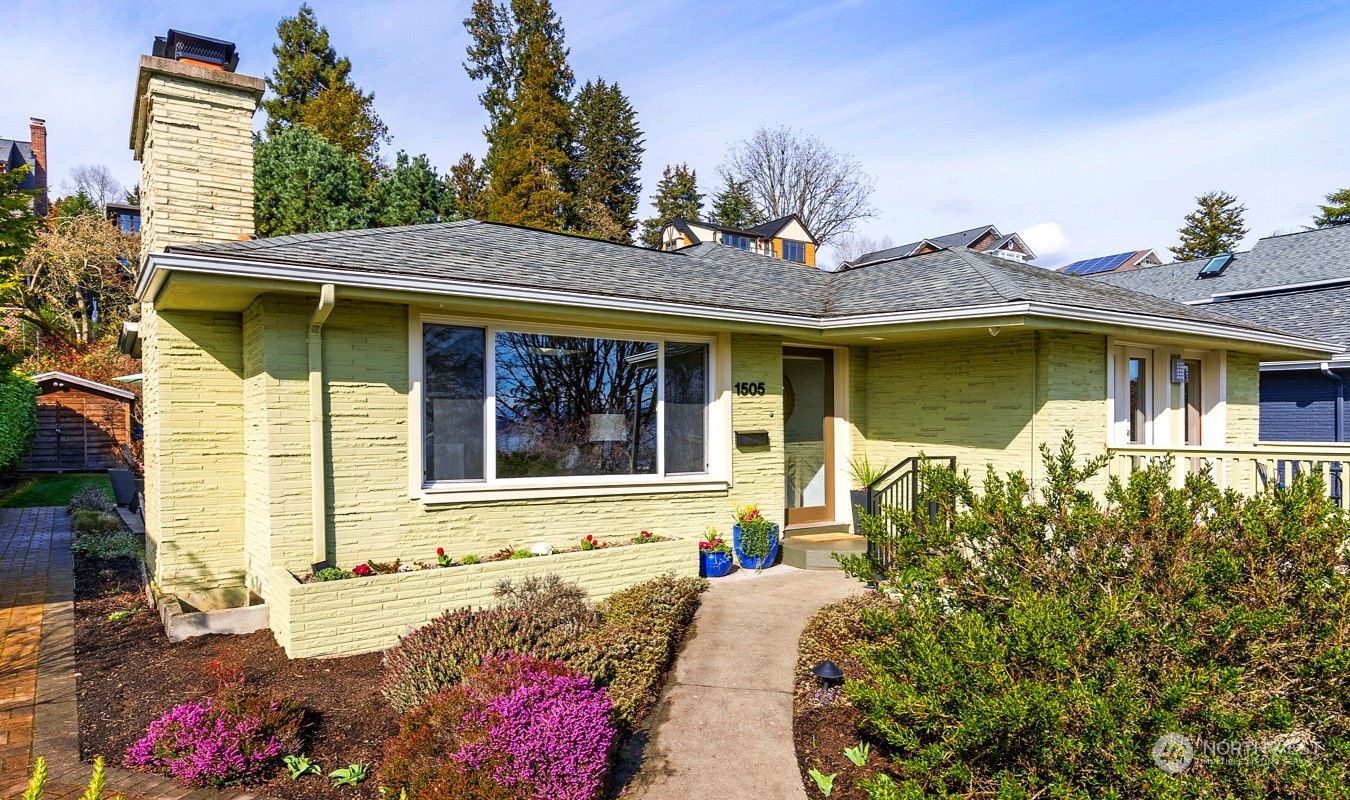 a view of a house with a backyard