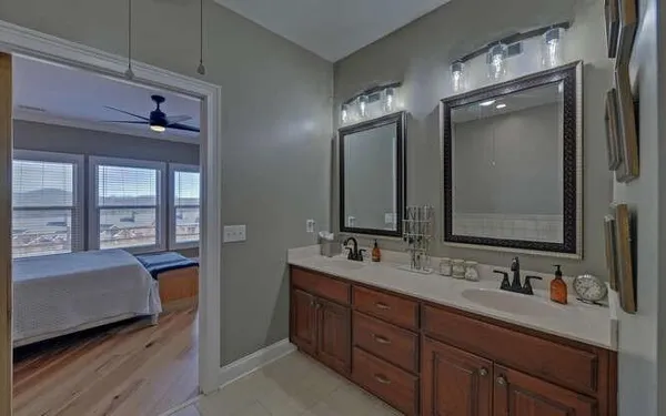 a en suite bathroom with double vanity and a mirror