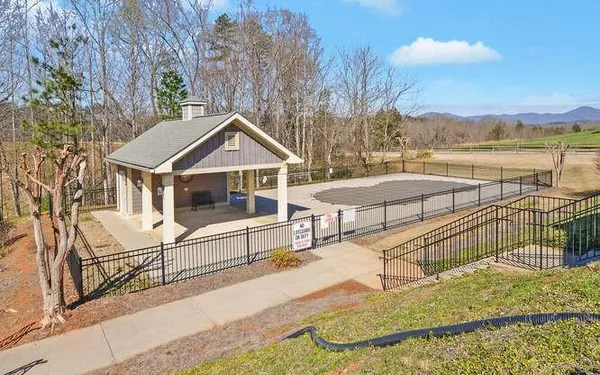 a view of a house with backyard and trees