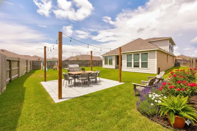 a view of a house with a backyard