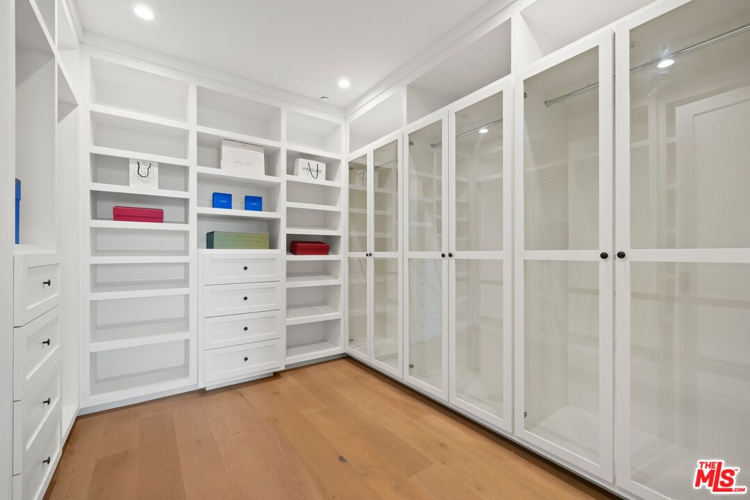 15125 Valley Vista Boulevard Sherman Oaks, CA 91403 - Photo 17 of 31