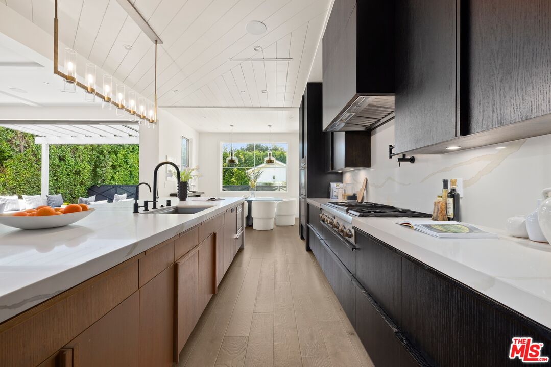 15125 Valley Vista Boulevard Sherman Oaks, CA 91403 - Photo 9 of 31