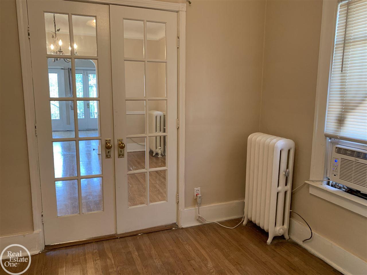 912 Nottingham Road Grosse Pointe, MI 48230 - Photo 13 of 30 50053448-12.JPG