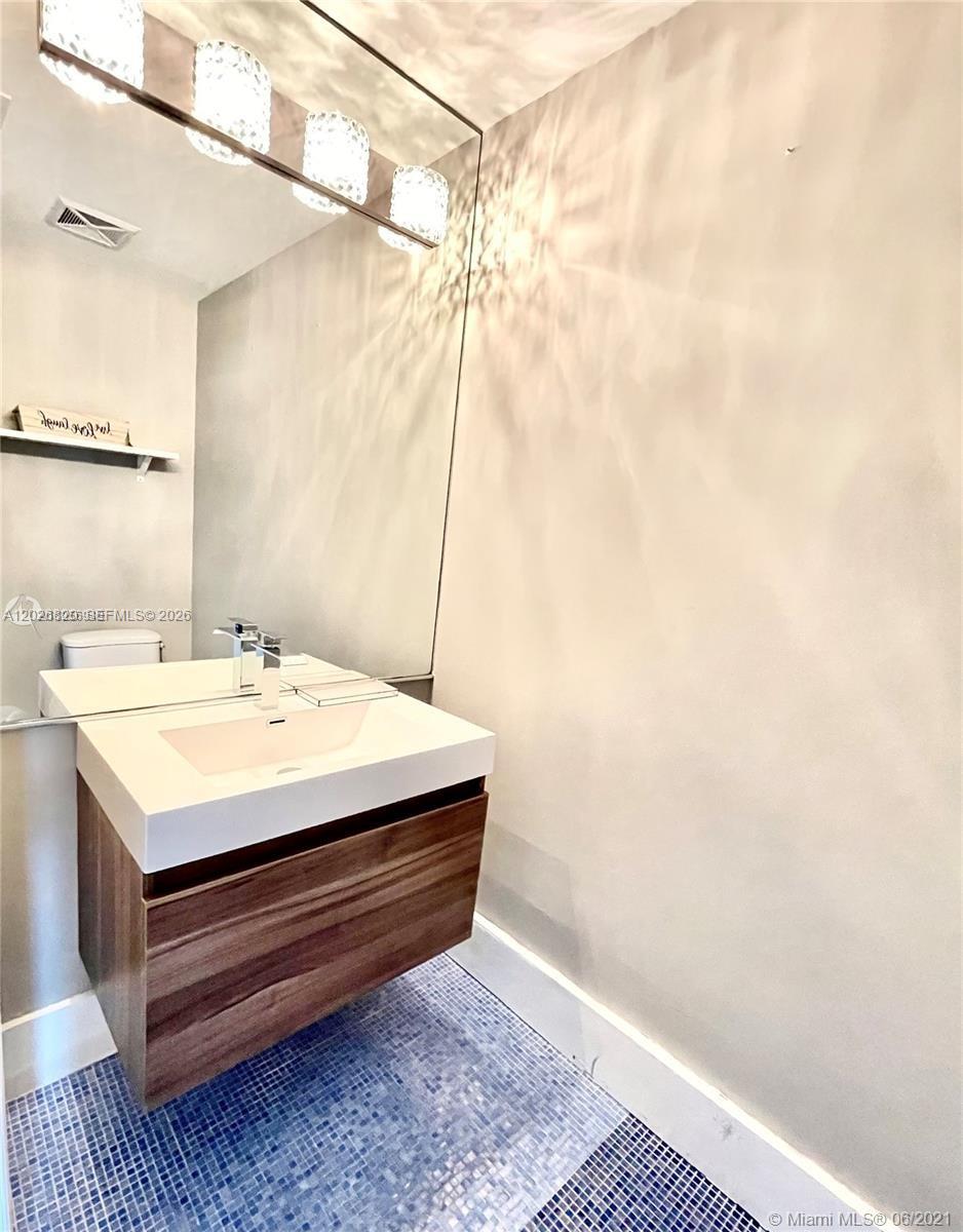 60 Southwest 13th Street, Unit 2002 Miami, FL 33130 - Photo 8 of 23