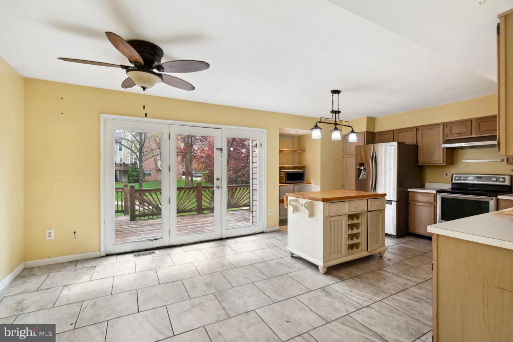 5235 Lightfoot Path Columbia, MD 21044 - Photo 4 of 32 a kitchen with a stove a refrigerator and a stove top oven