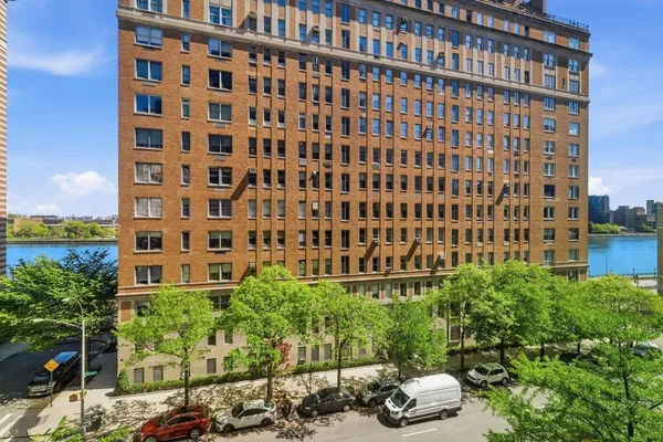$595,000 | 10 East End Avenue, Unit 6K | Upper East Side