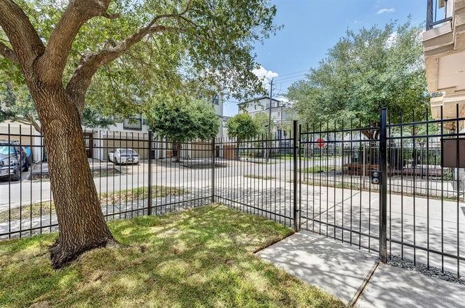 2514 Maxroy Street Houston, TX 77007 - Photo 4 of 21 a view of a yard with a iron fence