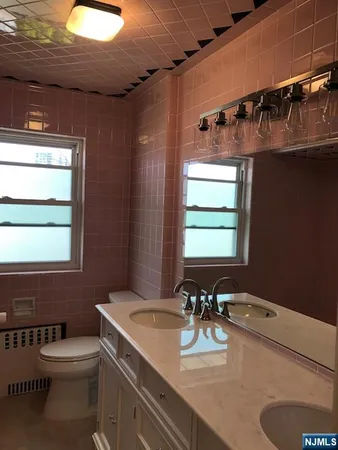 $3,200 | 421 North Avenue, Unit 2, Fort Lee, NJ 07024