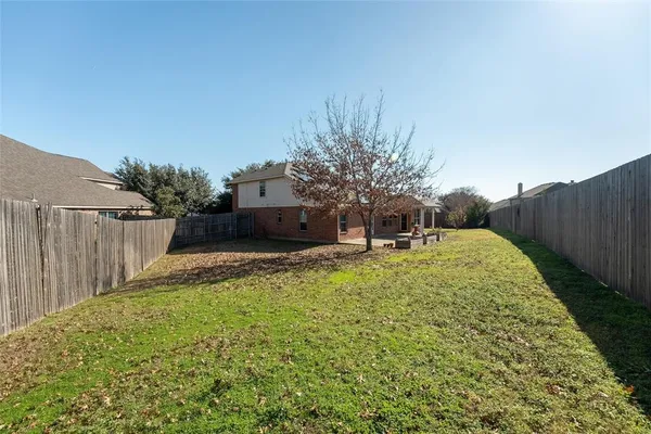 a view of a backyard