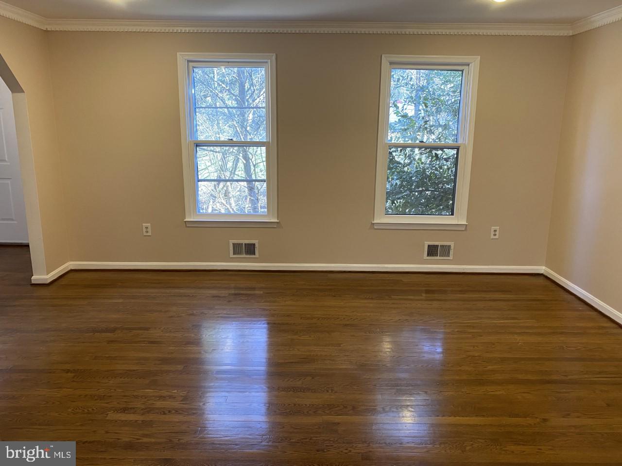 13600 Castle Cliff Way Silver Spring, MD 20904 - Photo 6 of 32 Living rm