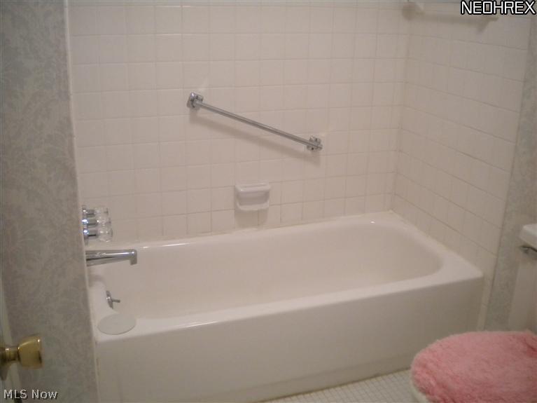 6474 State Road, Unit I18 Parma, OH 44134 - Photo 15 of 25 Upstairs Bathroom.