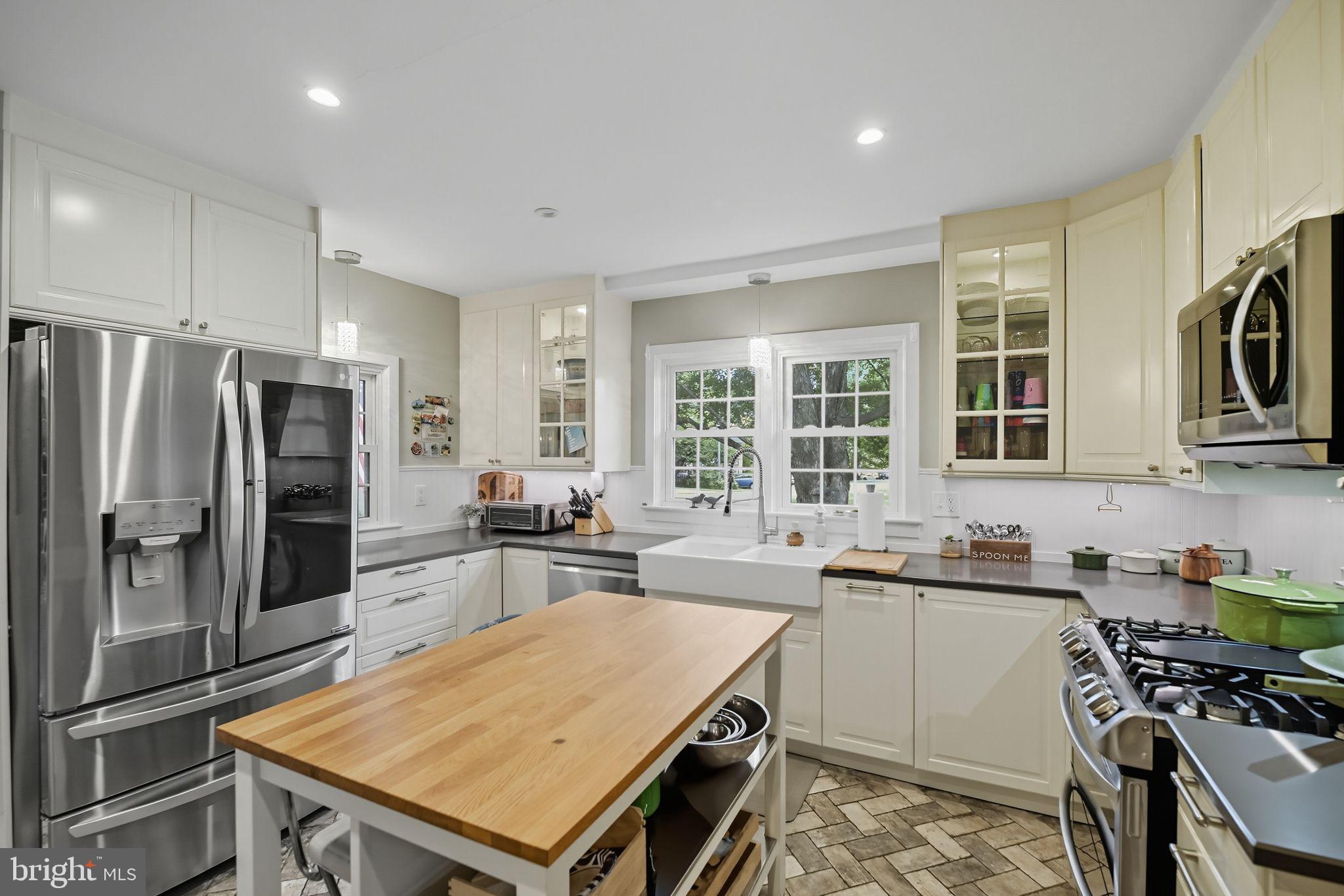 9105 Ewell Street Manassas, VA 20110 - Photo 29 of 81 Kitchen with stainless steel appliances