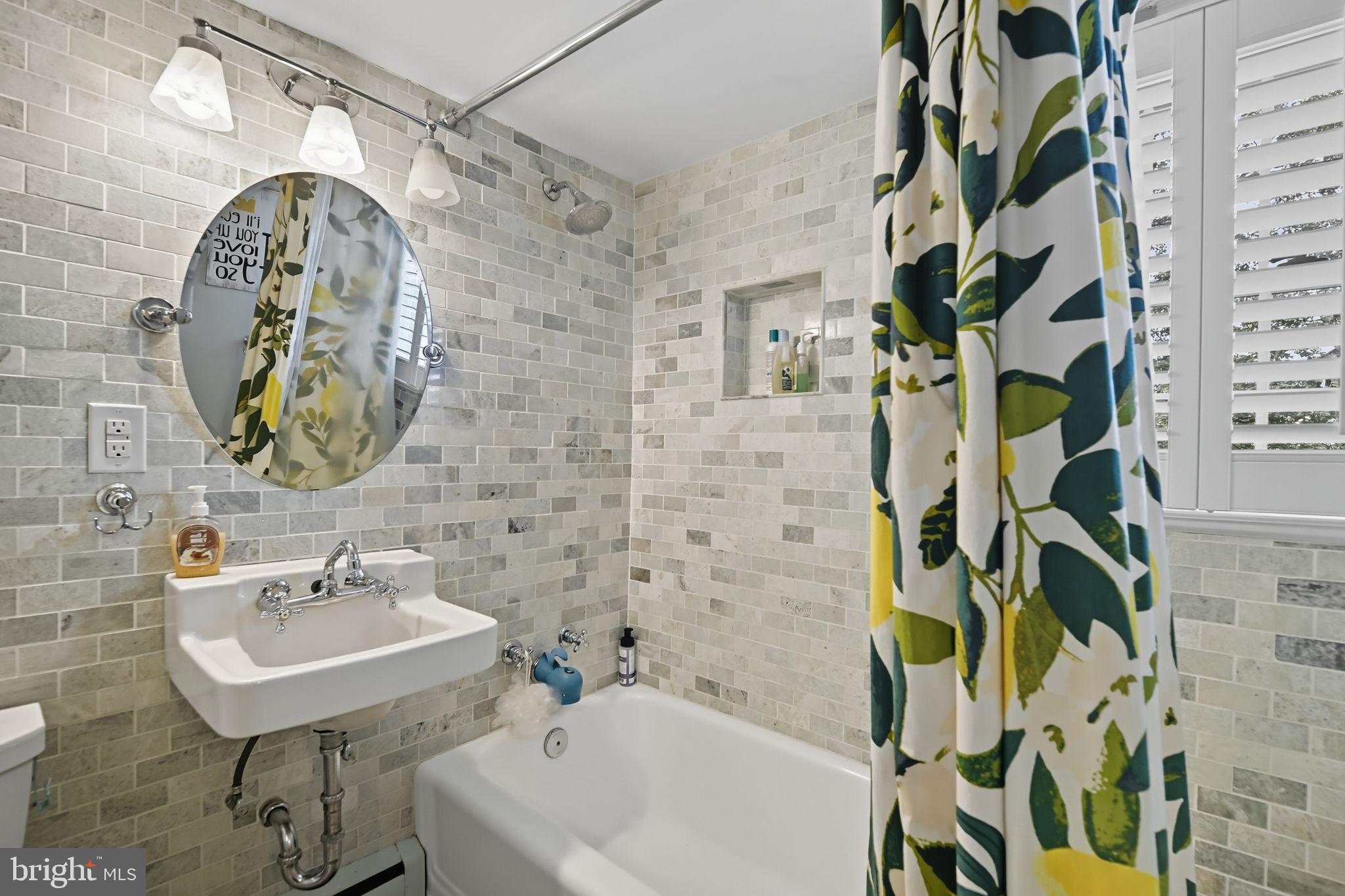 9105 Ewell Street Manassas, VA 20110 - Photo 68 of 81 Full bath in upper hallway