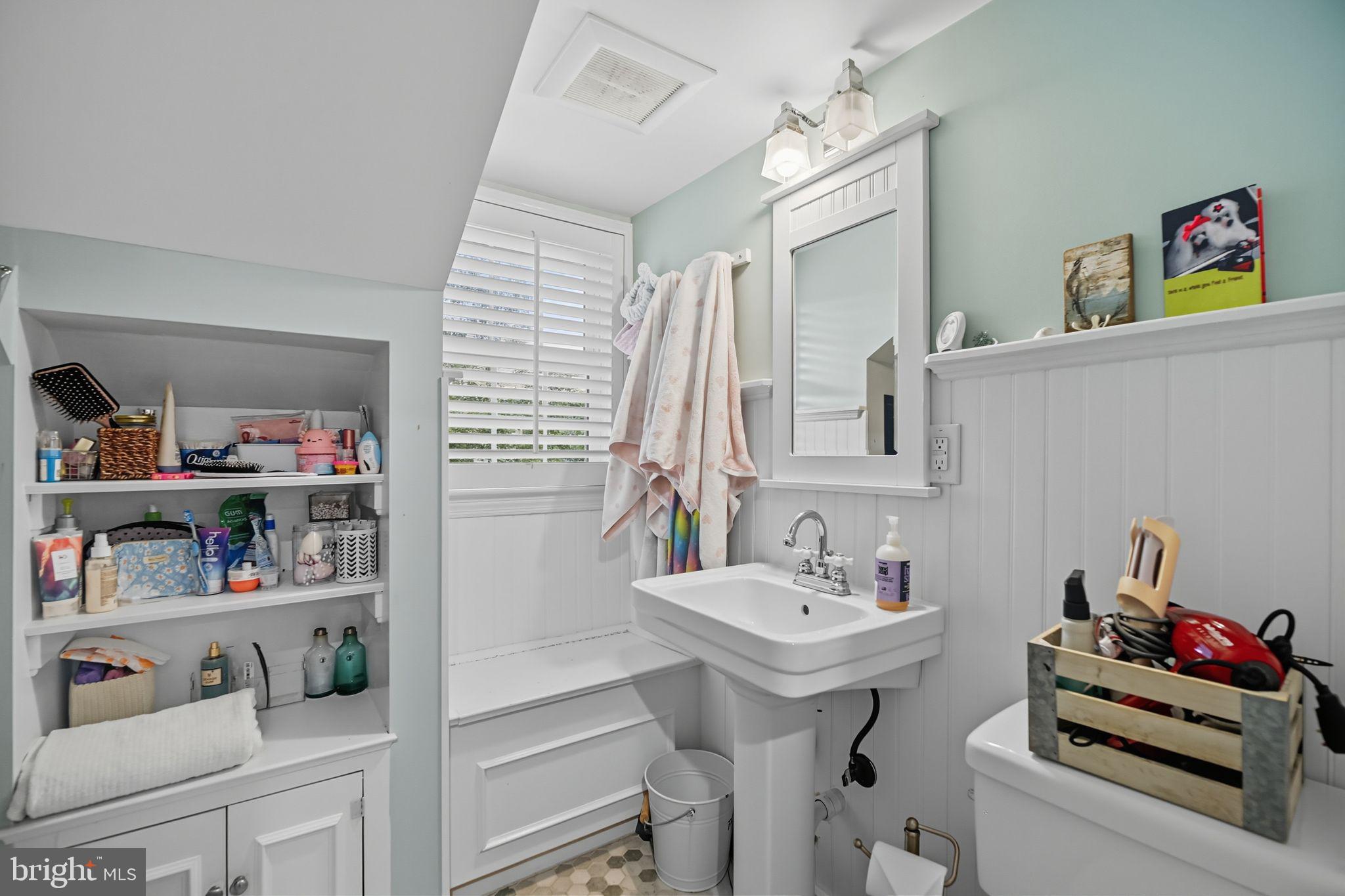 9105 Ewell Street Manassas, VA 20110 - Photo 76 of 81 Full bath in 2nd bedroom w/built in cabinetry