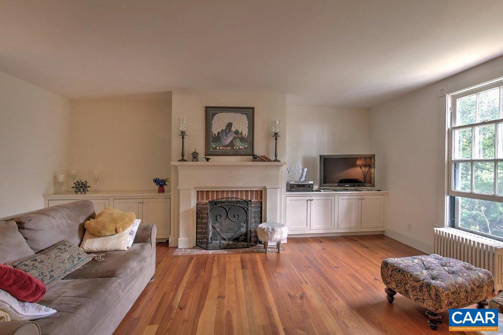 528 Top Ridge Road Stanardsville, VA 22973 - Photo 11 of 45 a living room with furniture fireplace and flat screen tv