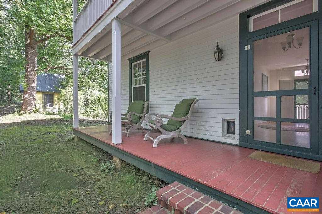 528 Top Ridge Road Stanardsville, VA 22973 - Photo 33 of 45 a backyard of a house with table and chairs