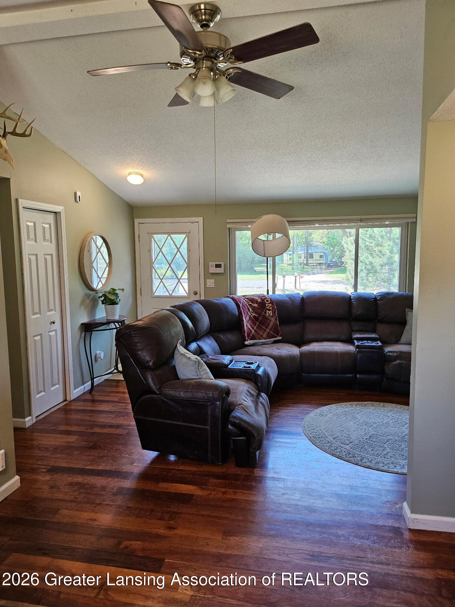 9711 East River Road Mount Pleasant, MI 48858 - Photo 9 of 19 Living room