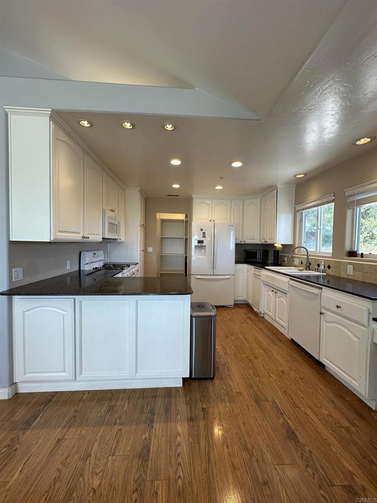 945 Deodar Road Escondido, CA 92026 - Photo 5 of 17