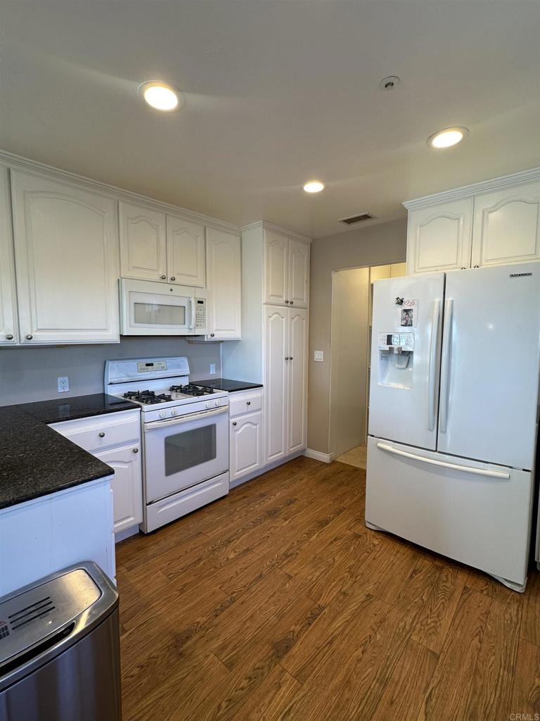 945 Deodar Road Escondido, CA 92026 - Photo 6 of 17