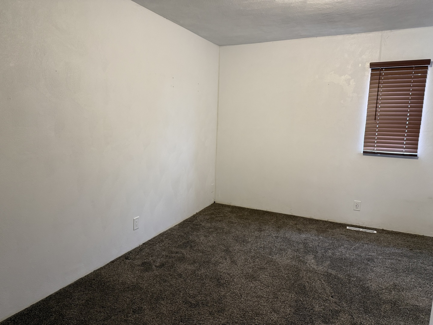 411 Jefferson Street Henry, IL 61537 - Photo 11 of 17 an empty room with a window