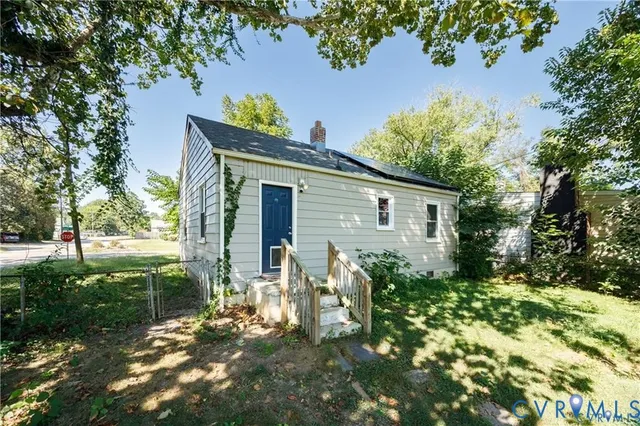 a view of backyard with a garden and plants