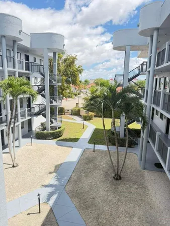 $2,200 | 5290 West 21st Court, Unit 301, Hialeah, FL 33016