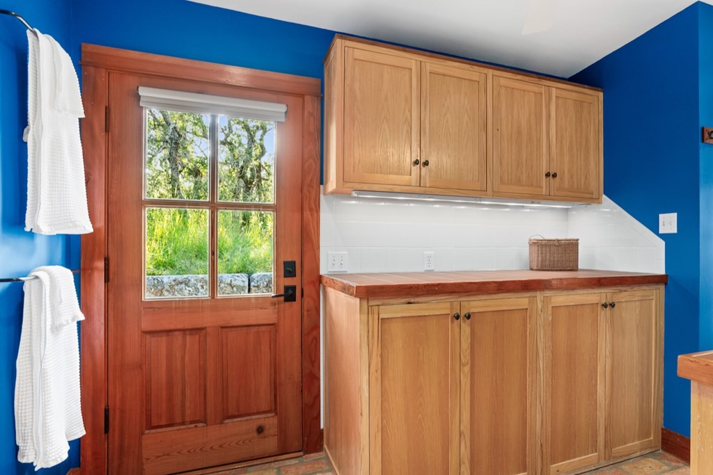 309 Ridgeview Drive Fredericksburg, TX 78624 - Photo 23 of 32 a kitchen with windows and a refrigerator