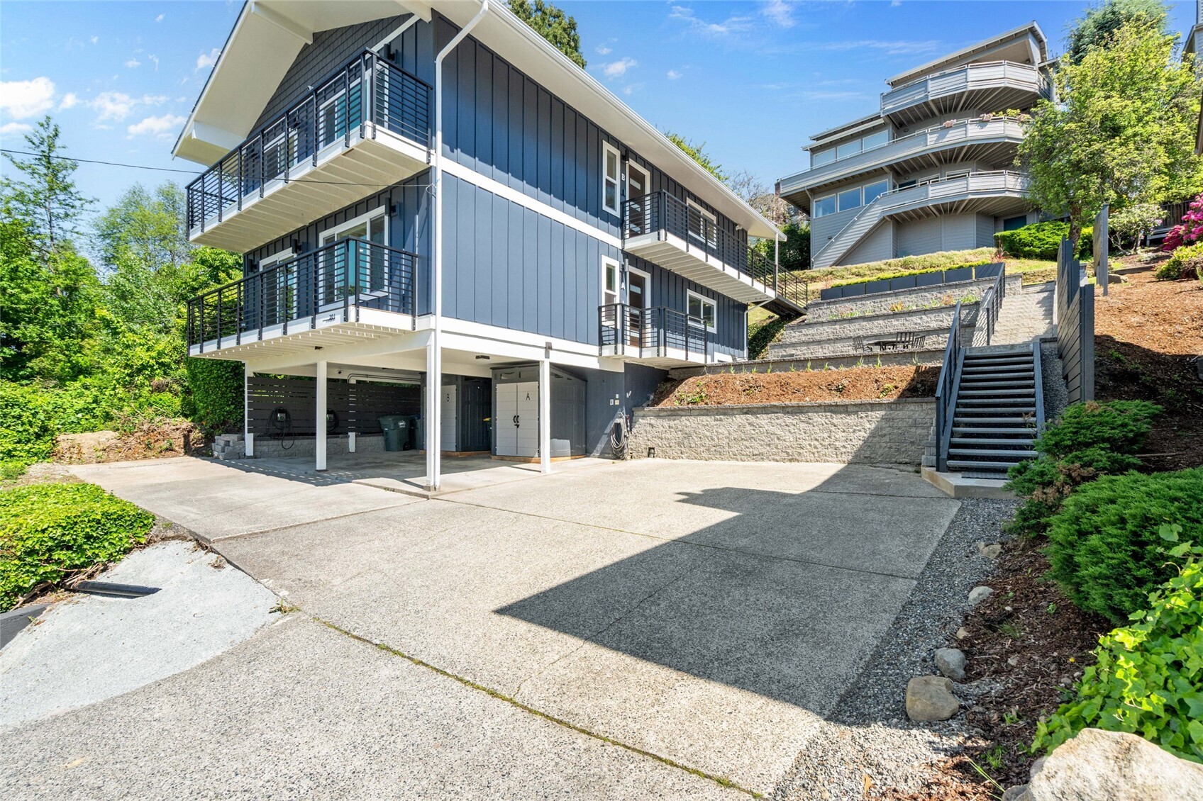201 South State Street, Unit B Bellingham, WA 98225 - Photo 26 of 40 a front view of a house with a yard