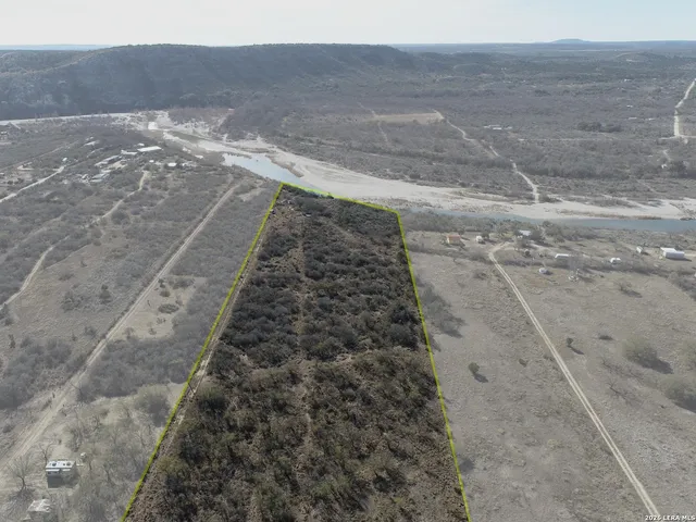 a sign that is sitting on a brick wall