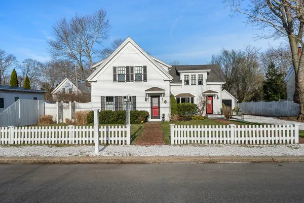 $1,099,000 | 27 Standish Street, Duxbury, MA 02332