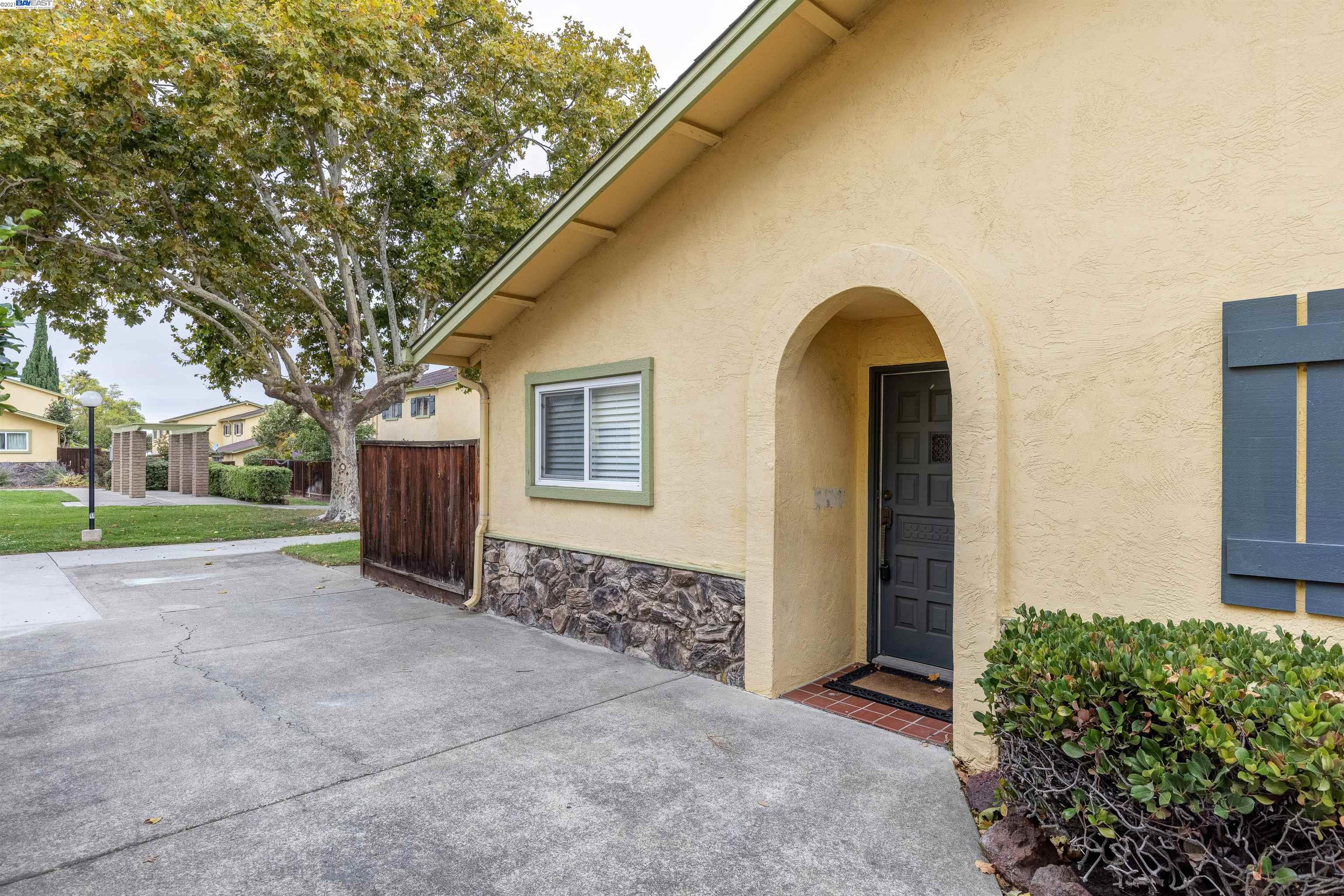 a view of entryway with garden