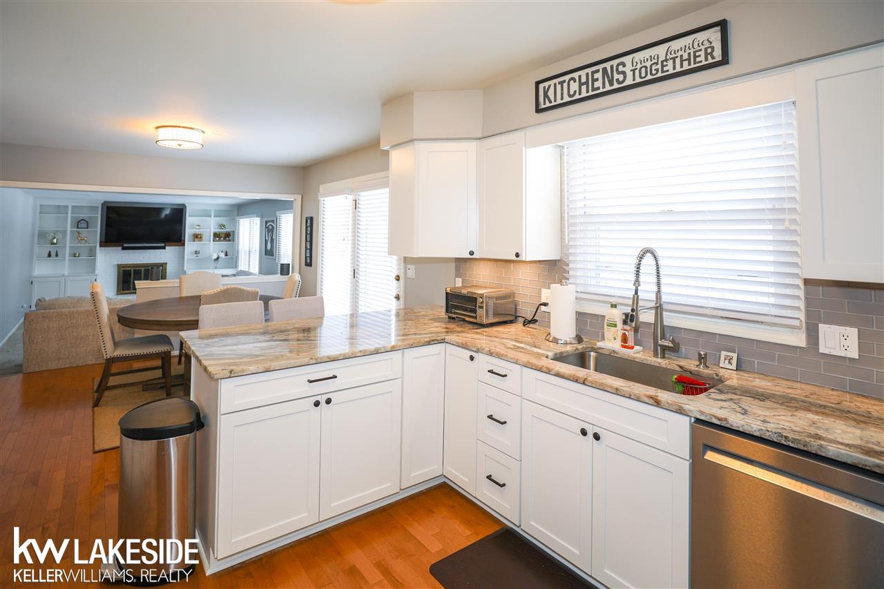 1494 Royal Crescent Street Rochester Hills, MI 48306 - Photo 6 of 37