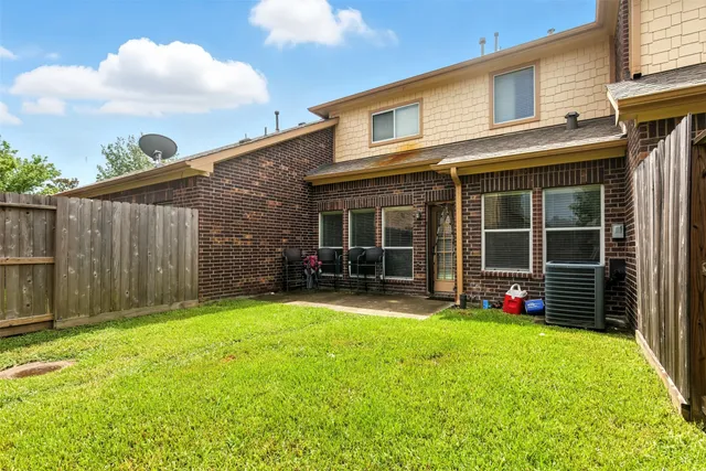 a view of a house with yard and porch