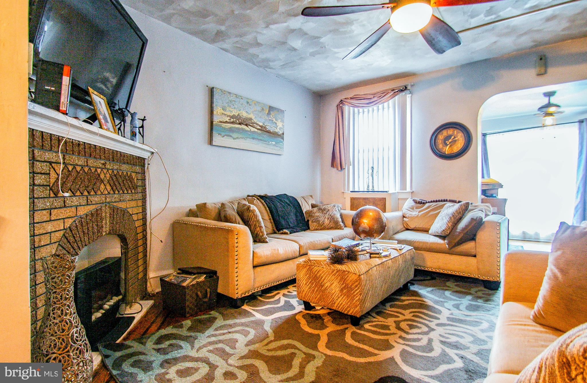 7337 Sommers Road Philadelphia, PA 19138 - Photo 10 of 30 Livingroom