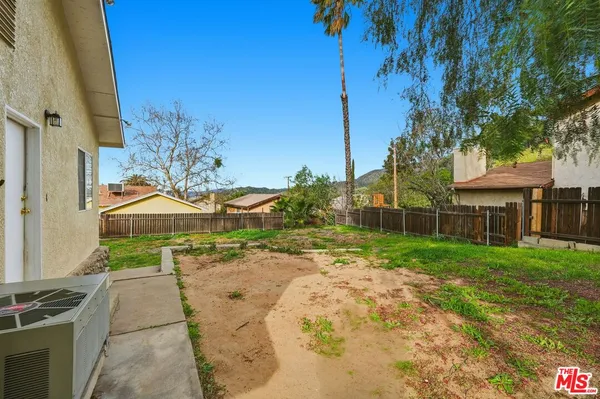 a view of a yard in front of house